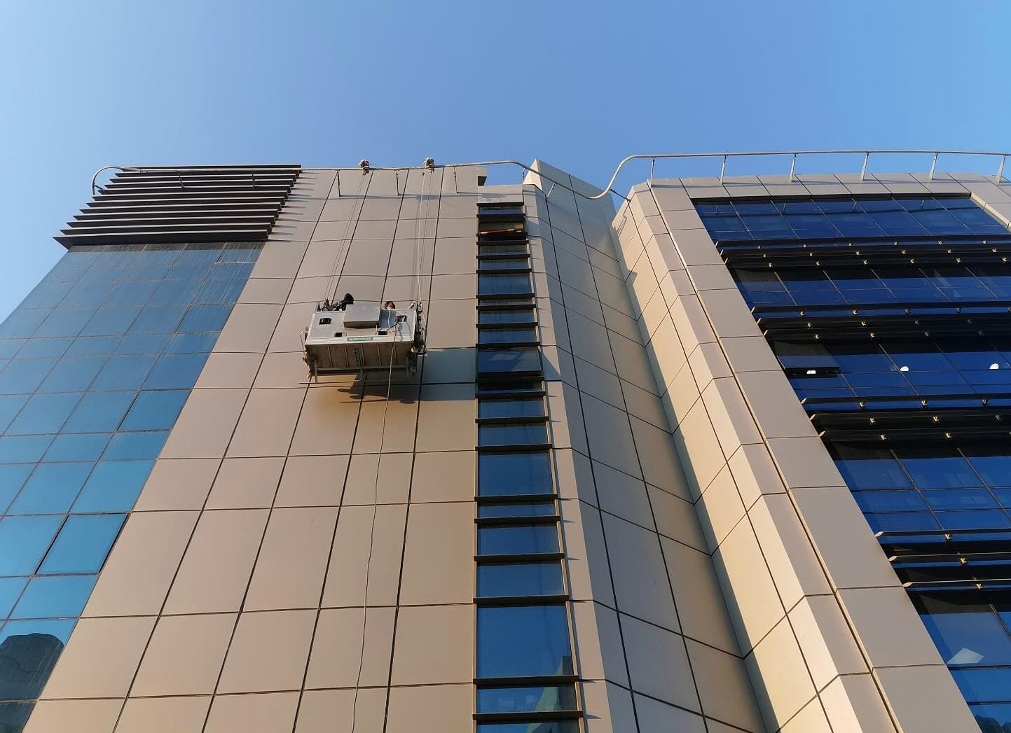 Hauteur cradle on monorail working on the MIDOR building façade