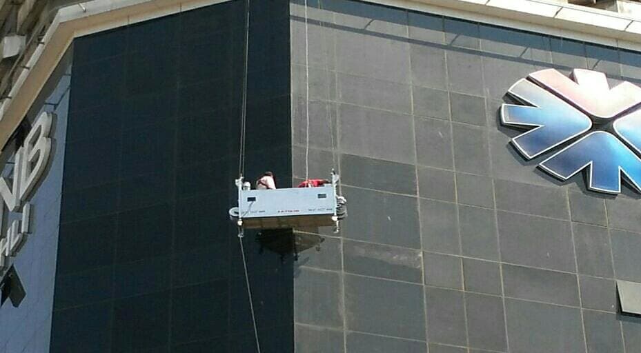 Suspended cradle working on the façade, MOBICA