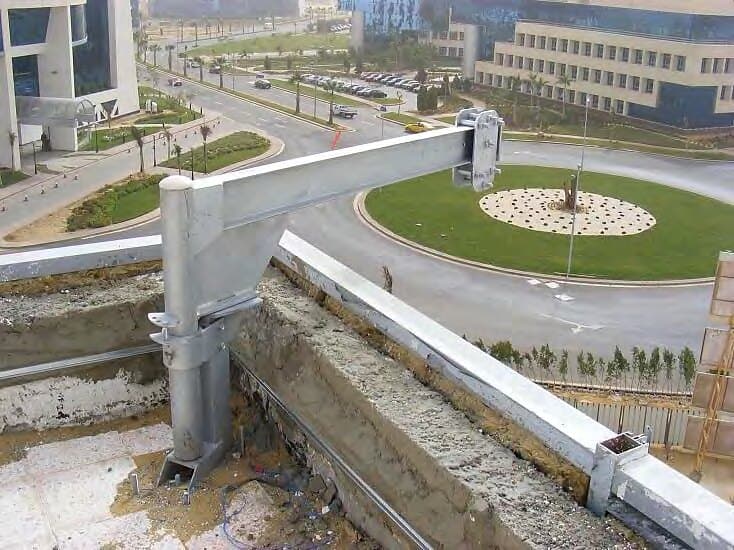 Fixed-base arm at the roof edge, Arab Bank